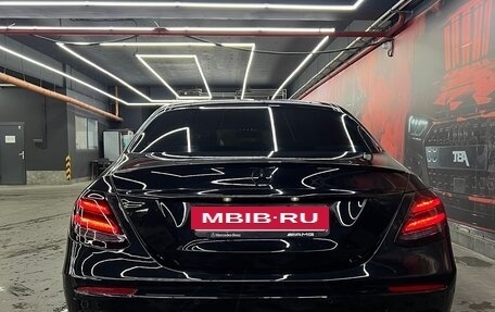 Mercedes-Benz E-Класс, 2020 год, 3 300 000 рублей, 5 фотография