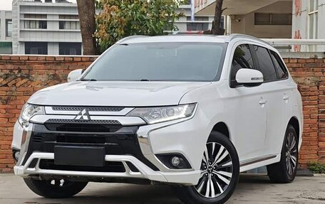 Mitsubishi Outlander III рестайлинг 3, 2022 год, 2 210 000 рублей, 1 фотография