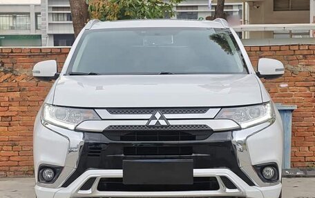 Mitsubishi Outlander III рестайлинг 3, 2022 год, 2 210 000 рублей, 2 фотография