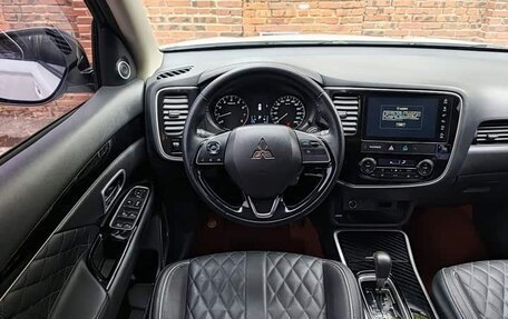 Mitsubishi Outlander III рестайлинг 3, 2022 год, 2 210 000 рублей, 7 фотография
