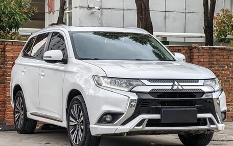 Mitsubishi Outlander III рестайлинг 3, 2022 год, 2 210 000 рублей, 3 фотография