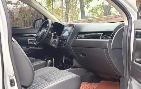 Mitsubishi Outlander III рестайлинг 3, 2022 год, 2 210 000 рублей, 11 фотография