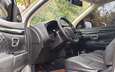 Mitsubishi Outlander III рестайлинг 3, 2022 год, 2 210 000 рублей, 5 фотография
