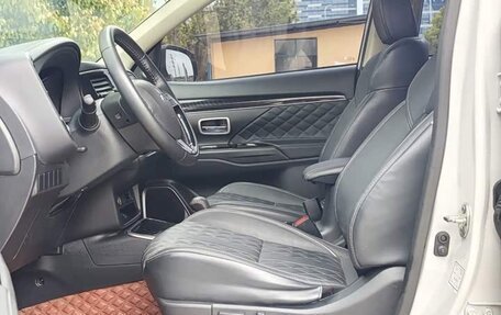 Mitsubishi Outlander III рестайлинг 3, 2022 год, 2 210 000 рублей, 6 фотография