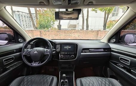 Mitsubishi Outlander III рестайлинг 3, 2022 год, 2 210 000 рублей, 10 фотография