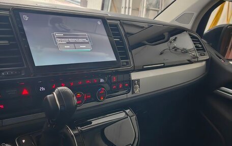 Volkswagen Multivan T6 рестайлинг, 2018 год, 4 600 000 рублей, 15 фотография