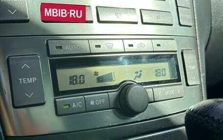 Toyota Avensis III рестайлинг, 2004 год, 699 000 рублей, 19 фотография