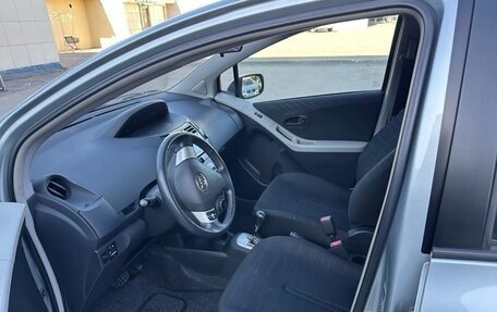 Toyota Yaris III рестайлинг, 2006 год, 855 000 рублей, 2 фотография