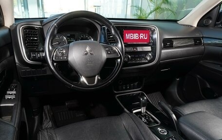 Mitsubishi Outlander III рестайлинг 3, 2017 год, 1 898 000 рублей, 6 фотография