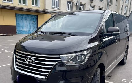 Hyundai Grand Starex Grand Starex I рестайлинг 2, 2018 год, 2 750 000 рублей, 2 фотография