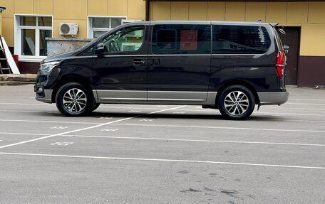 Hyundai Grand Starex Grand Starex I рестайлинг 2, 2018 год, 2 750 000 рублей, 21 фотография