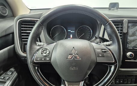Mitsubishi Outlander III рестайлинг 3, 2021 год, 3 655 000 рублей, 10 фотография