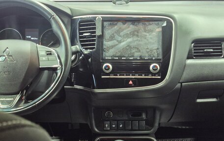 Mitsubishi Outlander III рестайлинг 3, 2021 год, 3 655 000 рублей, 12 фотография