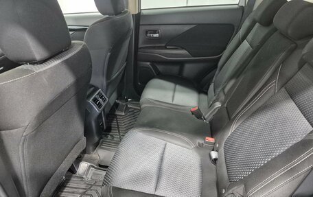 Mitsubishi Outlander III рестайлинг 3, 2021 год, 3 655 000 рублей, 15 фотография