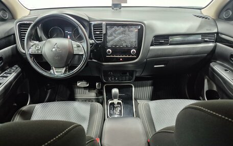 Mitsubishi Outlander III рестайлинг 3, 2021 год, 3 655 000 рублей, 11 фотография