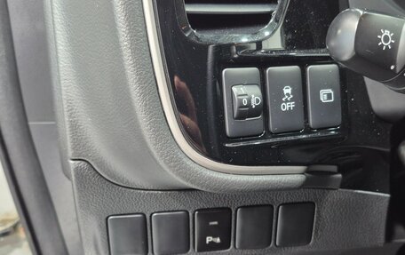 Mitsubishi Outlander III рестайлинг 3, 2021 год, 3 655 000 рублей, 19 фотография