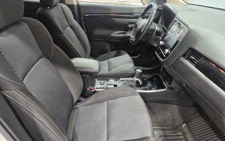 Mitsubishi Outlander III рестайлинг 3, 2021 год, 3 655 000 рублей, 17 фотография