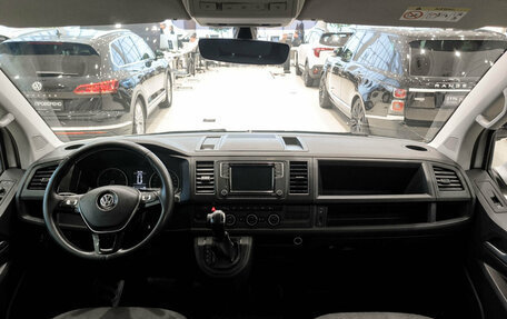Volkswagen Caravelle T6 рестайлинг, 2018 год, 2 720 000 рублей, 17 фотография