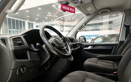 Volkswagen Caravelle T6 рестайлинг, 2018 год, 2 720 000 рублей, 20 фотография