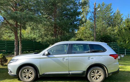 Mitsubishi Outlander III рестайлинг 3, 2015 год, 1 305 000 рублей, 3 фотография