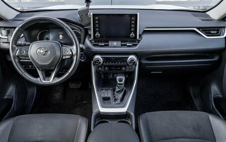 Toyota RAV4, 2021 год, 3 700 000 рублей, 9 фотография
