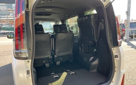 Toyota Noah III, 2021 год, 2 231 000 рублей, 8 фотография