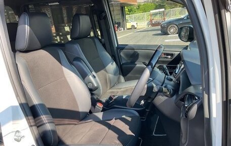 Toyota Noah III, 2021 год, 2 231 000 рублей, 9 фотография