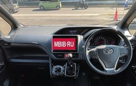 Toyota Noah III, 2021 год, 2 231 000 рублей, 10 фотография