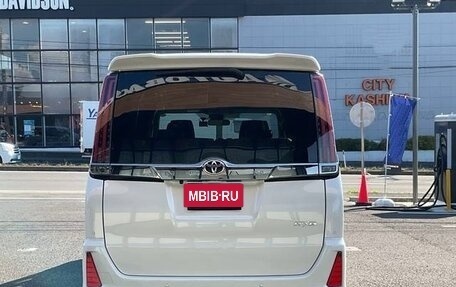 Toyota Noah III, 2021 год, 2 231 000 рублей, 4 фотография