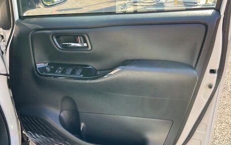 Toyota Noah III, 2021 год, 2 231 000 рублей, 29 фотография