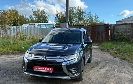 Mitsubishi Outlander III рестайлинг 3, 2018 год, 2 400 000 рублей, 1 фотография
