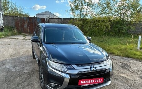 Mitsubishi Outlander III рестайлинг 3, 2018 год, 2 400 000 рублей, 2 фотография
