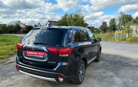 Mitsubishi Outlander III рестайлинг 3, 2018 год, 2 400 000 рублей, 3 фотография