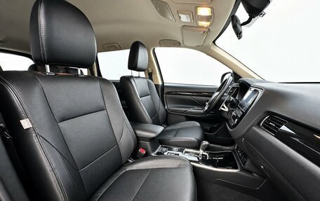Mitsubishi Outlander III рестайлинг 3, 2017 год, 1 780 000 рублей, 14 фотография