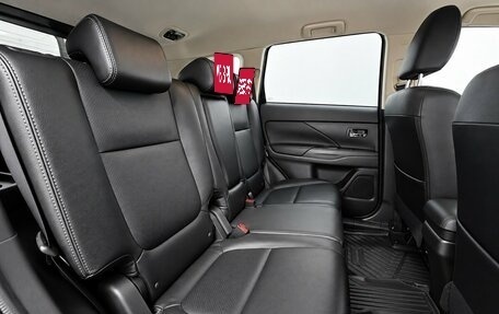 Mitsubishi Outlander III рестайлинг 3, 2017 год, 1 780 000 рублей, 15 фотография
