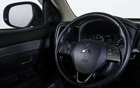 Mitsubishi Outlander III рестайлинг 3, 2022 год, 2 550 000 рублей, 12 фотография