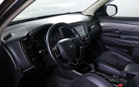 Mitsubishi Outlander III рестайлинг 3, 2022 год, 2 550 000 рублей, 15 фотография