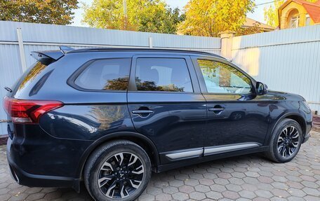 Mitsubishi Outlander III рестайлинг 3, 2021 год, 3 000 000 рублей, 2 фотография