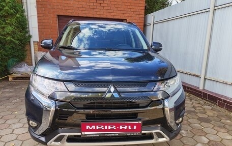 Mitsubishi Outlander III рестайлинг 3, 2021 год, 3 000 000 рублей, 10 фотография