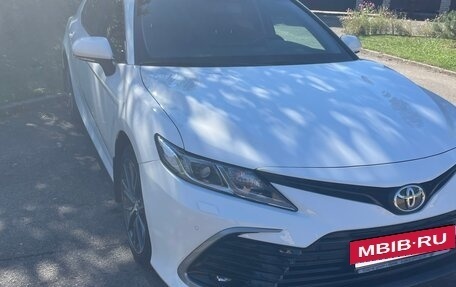 Toyota Camry, 2021 год, 3 325 000 рублей, 2 фотография