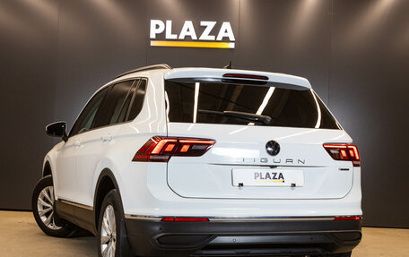 Volkswagen Tiguan II, 2021 год, 2 808 000 рублей, 3 фотография
