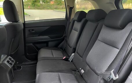 Mitsubishi Outlander III рестайлинг 3, 2019 год, 2 080 000 рублей, 15 фотография