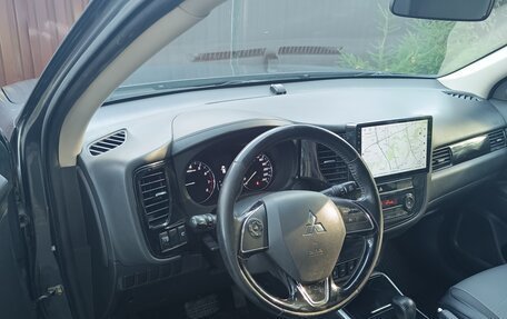 Mitsubishi Outlander III рестайлинг 3, 2019 год, 1 750 000 рублей, 14 фотография