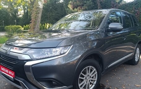 Mitsubishi Outlander III рестайлинг 3, 2019 год, 1 750 000 рублей, 2 фотография