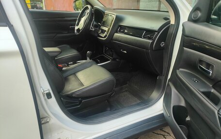 Mitsubishi Outlander III рестайлинг 3, 2018 год, 2 350 000 рублей, 9 фотография