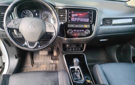 Mitsubishi Outlander III рестайлинг 3, 2018 год, 2 350 000 рублей, 11 фотография