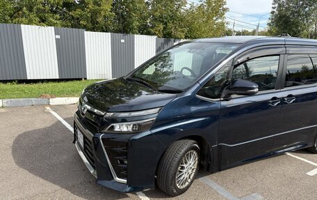 Toyota Voxy III, 2020 год, 2 710 000 рублей, 10 фотография