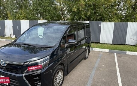 Toyota Voxy III, 2020 год, 2 710 000 рублей, 13 фотография