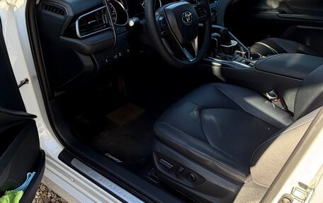 Toyota Camry, 2021 год, 3 200 000 рублей, 4 фотография
