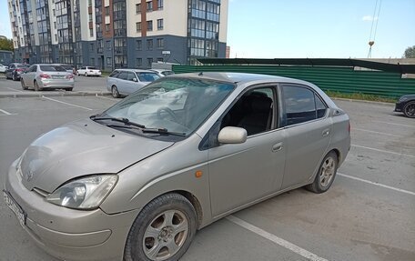 Toyota Prius IV XW50, 2003 год, 250 000 рублей, 3 фотография